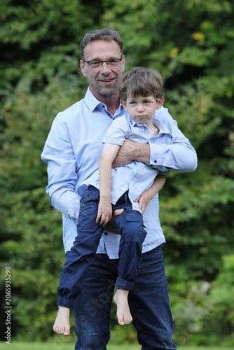 Vater und Sohn genießen die gemeinsame Zeit im Garten