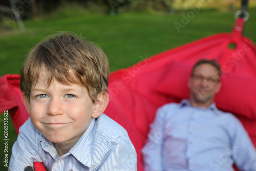 Vater und Sohn genießen die gemeinsame Zeit im Garten