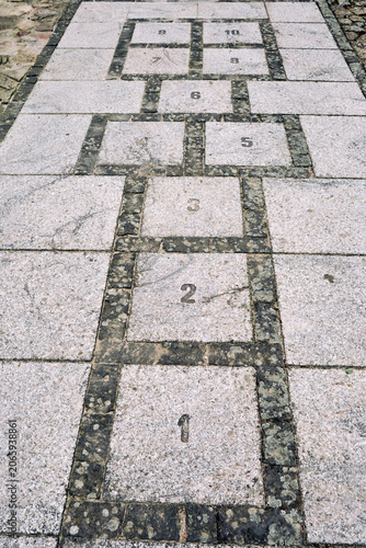 Jeu de marelle gravé sur un trottoir en pierre en Italie