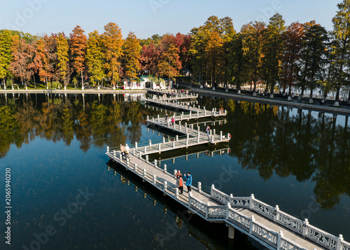 Φωτογραφία Aerial view of Wuhan East Lake in autumn