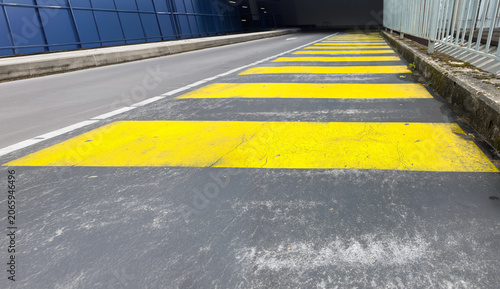 Fotografia illustration d'un passage piéton de travaux de couleur jaune