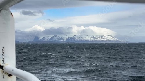 Fähre über einen Fjord am Polarkreis