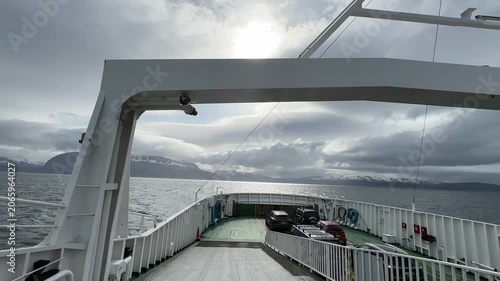 Fähre über einen Fjord am Polarkreis