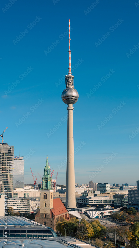 Obraz premium Berlin TV Tower and St. Mary's Church Skyline on Clear Day