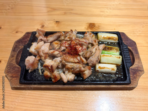 鉄板で香ばしく焼き上げた鶏肉と長ねぎの熱々グリル料理