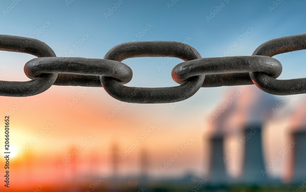 Naklejka premium Heavy Duty Metal Chain Symbolizing Strength and Industrial Power Against Sunset Background