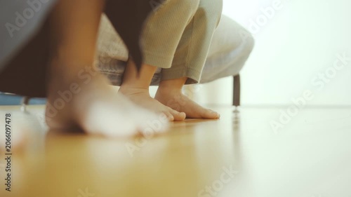 親子　ソファで座る足元
