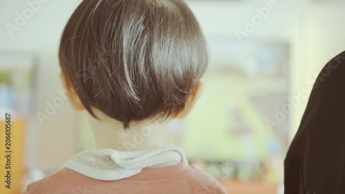 ゲームをする男の子の後ろ姿