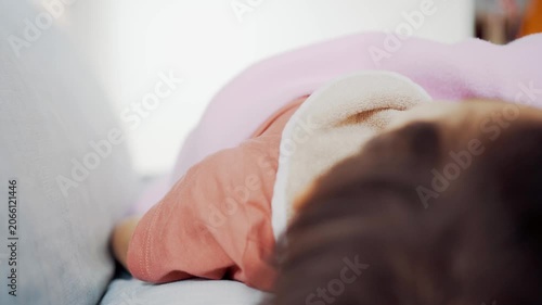 ソファで寝ている男の子