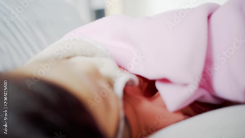 ソファで寝ている男の子