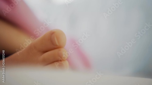ソファで寝ている男の子
