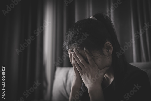 Canvastavla A vulnerable woman sitting alone portrays depression, psychological abuse, low self-esteem, and the struggle to heal from traumatic experiences