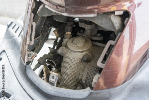カバーを開けた125ccスクーターのエンジン部分