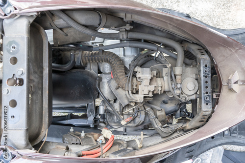 シートを外した125ccスクーターの内部全体