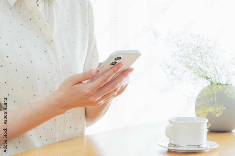 Fototapeta premium 家でスマホを使う若い女性