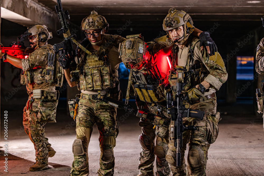 Fototapeta premium Squad Conducting Urban Clearance Drill