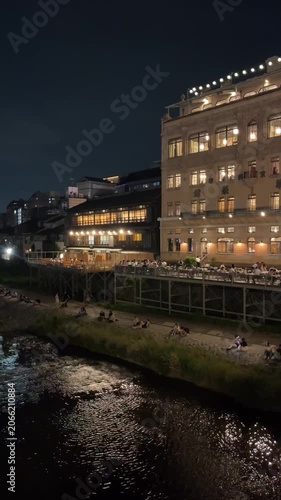 京都 鴨川の夜の風景　床 風物詩
