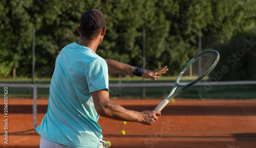Fotografía Professional tennis player performing forehand stroke on clay court during training session