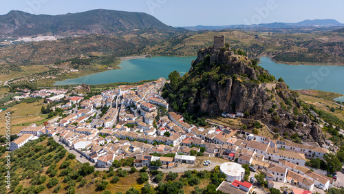 Municipio de Zahara de la Sierra y su hermoso castillo en la cima del cerro, Andalucía	