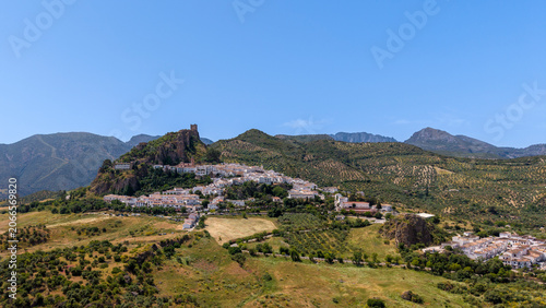 Municipio de Zahara de la Sierra y su hermoso castillo en la cima del cerro, Andalucía	