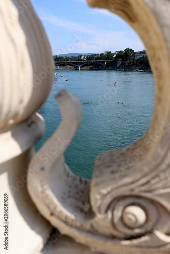 Blick durchs Geländer der Mittleren Brücke auf den Rhein in Basel