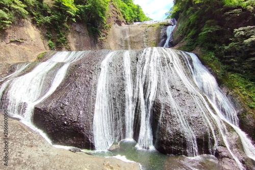 茨城県・袋田の滝。初夏の爽やかな新緑と、四段に流れ落ちる雄大な滝の絶景、日本の観光名所。