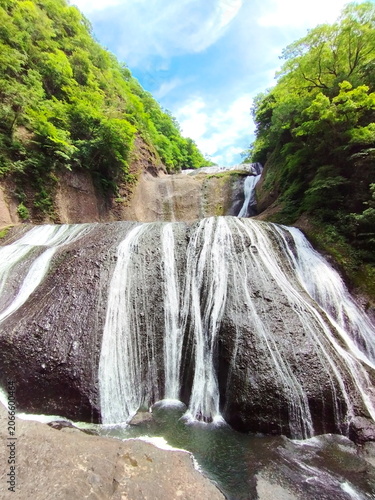 茨城県・袋田の滝。初夏の爽やかな新緑と、四段に流れ落ちる雄大な滝の絶景、日本の観光名所。