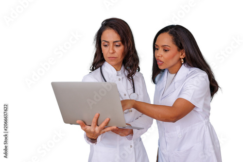 Foto Female doctors collaborating on laptop, discussing medical data, leveraging tech