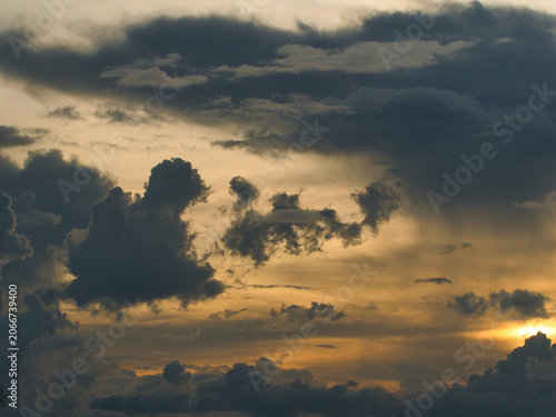Foto Dark thick clouds that partially obscure the bright sun twilight rays sunlight penetrating through clouds stormy weather or afternoon skies