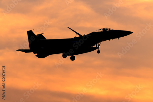 美しい空を背景に飛ぶF-15