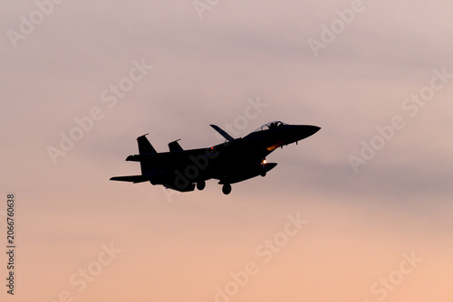 美しい空を背景に飛ぶF-15