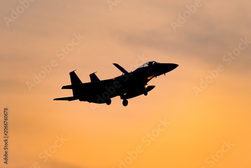 美しい空を背景に飛ぶF-15