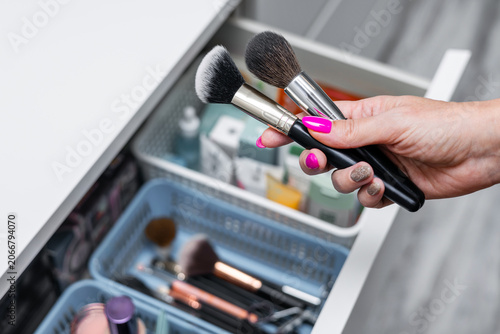 Foto A woman's hand holding a makeup brush