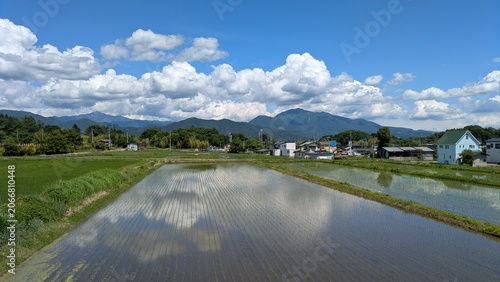 田んぼと雲と白い雲
