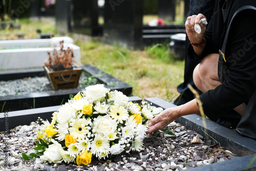 Canvas-taulu Grave flowers honoring loved ones.