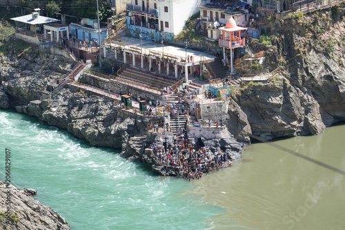 Foto Aerial view of pilgrims bathing at the Devprayag Sangam, the sacred confluence o