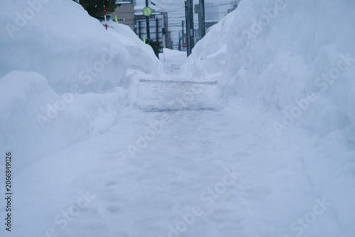 積雪の多い歩道