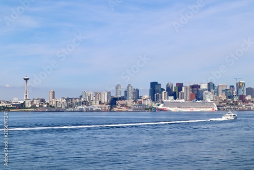 фотографія Seattle skyline with Space Needle viewed across Elliott Bay