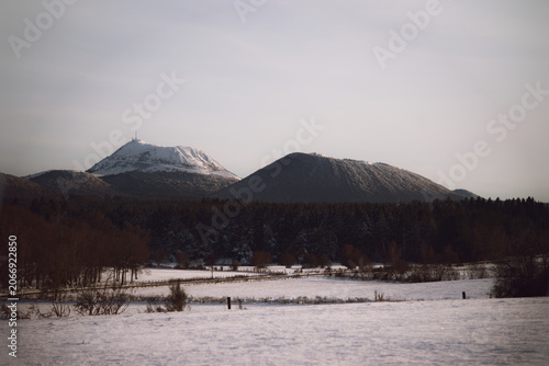Tableau sur toile vue sur le puy de dome et le puy de come enneige