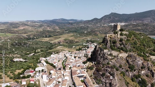 Municipio de Zahara de la Sierra y su hermoso castillo en la cima del cerro, Andalucía