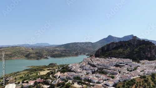 Municipio de Zahara de la Sierra y su hermoso castillo en la cima del cerro, Andalucía