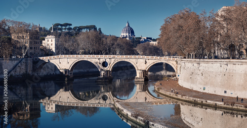 Konstfotografi Tiber river embankment Ponte Sisto ancient bridge Basilica di San Pietro dome su