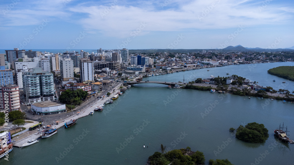 Naklejka premium Bridge in Guarapari Espírito Santo Brazil with Morro da Pescaria in the background – coastal city landscape