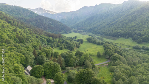 Vue aérienne par drone de la Vallée de Chaudefour au cœur des montagnes d'Auvergne