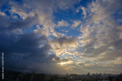 雨上がりの夜明け　神戸市東灘区の高層マンションより