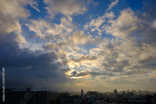 雨上がりの夜明け　神戸市東灘区の高層マンションより