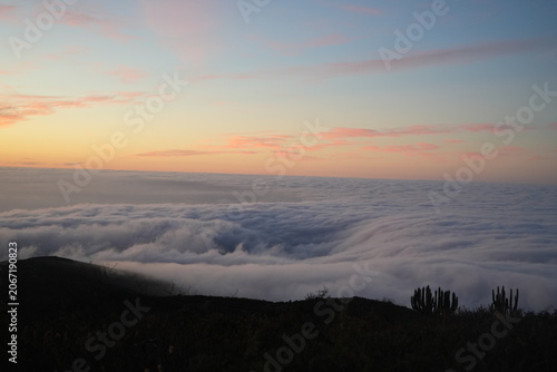 Foto Mar de nubes iluminado por la luz del atardecer