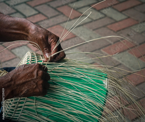 Foto Detail of Artisan Hands Weaving a Traditional Panamanian Sombrero Pintao Straw H