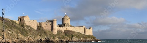 Panoramic view of the Château de la Roche Goyon from the coast - Vue panoramique du Chateau de la Roche Goyon depuis la côte