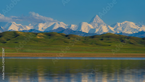 Foto Mountain range of the Northern Tien Shan with the Khan Tengri and Pobeda Peaks a